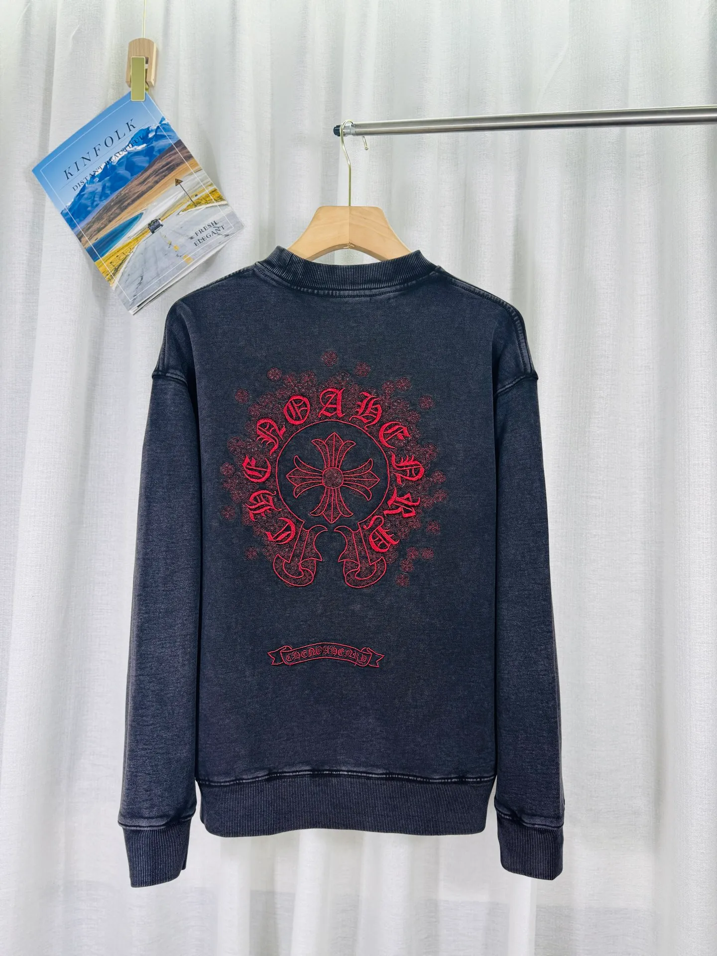 P270 top version, real shot without P, ​​different from market currency) 𝗖𝗵𝗿𝗼𝗺𝗲 𝗛𝗲𝗮𝗿𝘁𝘀/Cro Heart 2025 washed patch embroidery autumn and winter new original single counter American laser burnt 3D three-dimensional color embroidered couple casual sweatshirt 👑The highest version! Customized fabric 430g tripe terry fabric! American acid-washed and distressed original fabric laser burnt ✟appliqué embroidery and exquisite embroidery of letters! The best-selling model in the counter, very comfortable to wear. Accessories: original molded and authenticated collar label➕100% silk wash label. Genuine purchase-grade original hangtag➕matching hanging rope➕3D hanging beads➕original packaging bag. Craftsmanship: The original version has consistent wiring! The highest version of the armhole matching technique! Color: Gray Black Size: S M L XL Style No.: 9301